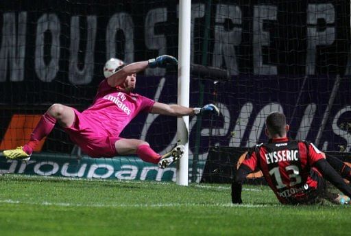 Nice's midfielder Valentin Eysseric (R) scores a goal during
